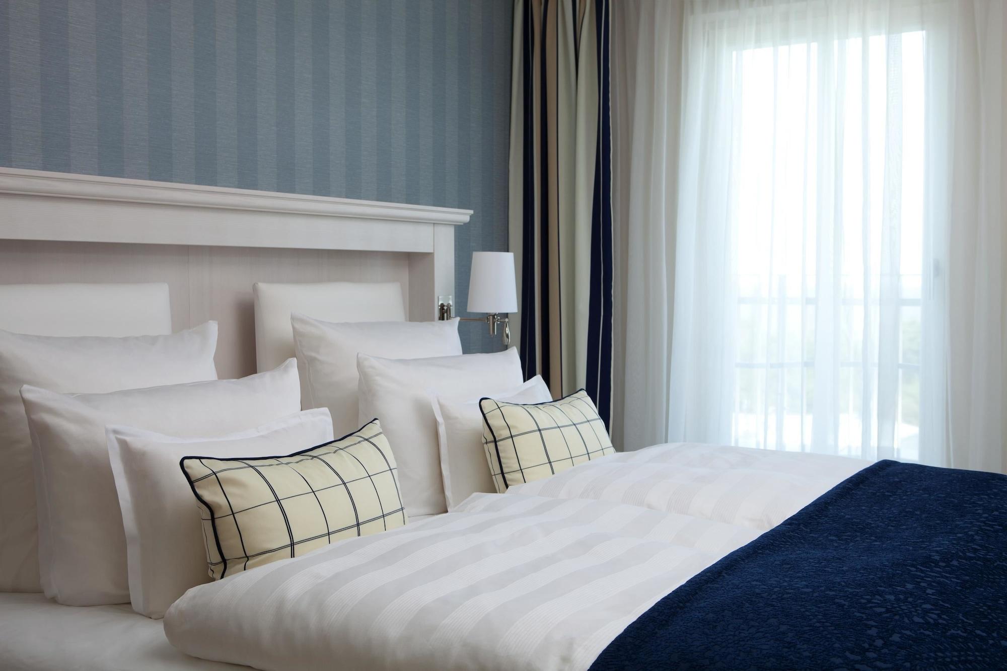 Steigenberger Grandhotel & Spa Heringsdorf Luaran gambar A bed with a bed runner