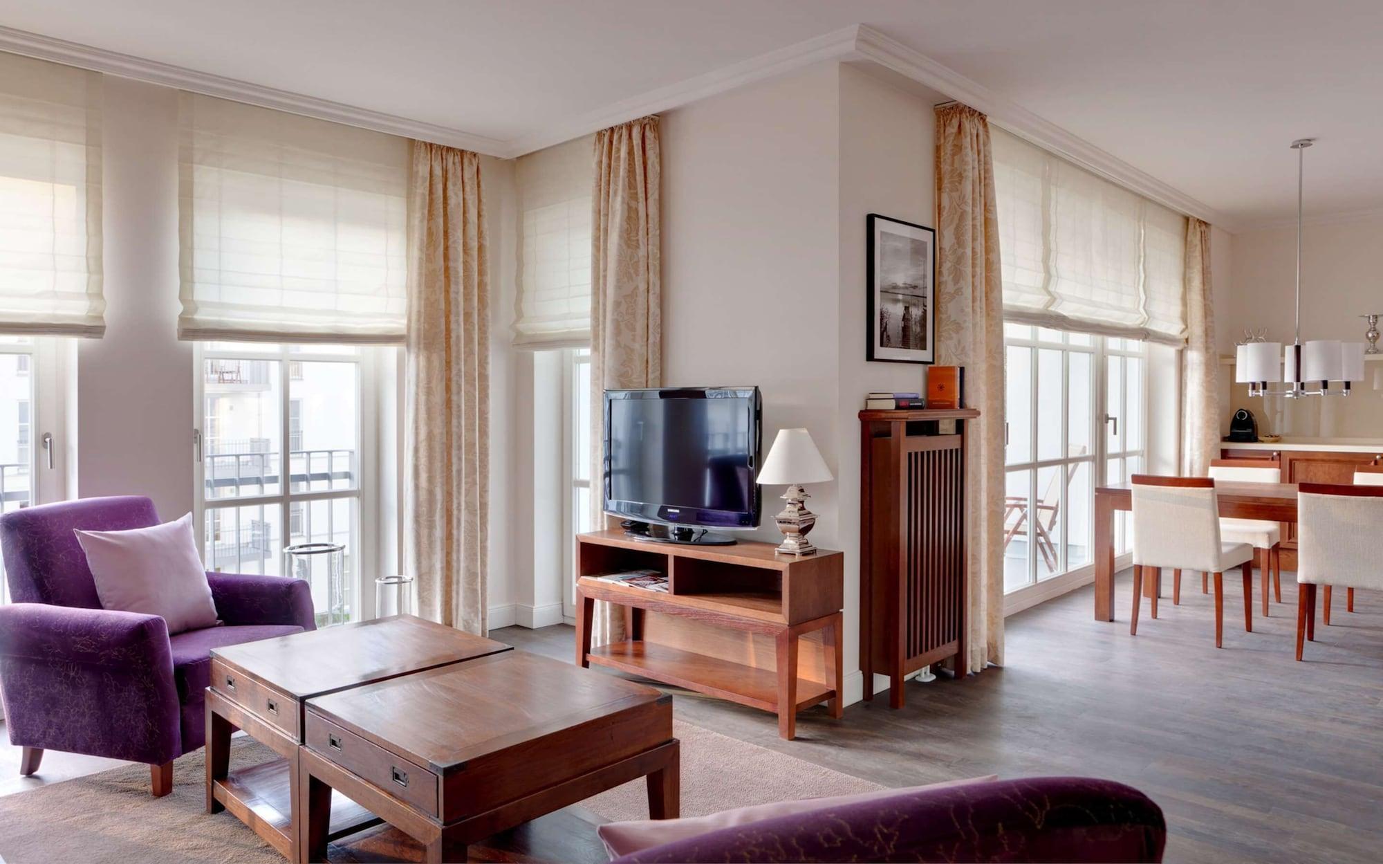Steigenberger Grandhotel & Spa Heringsdorf Luaran gambar A living room with a television