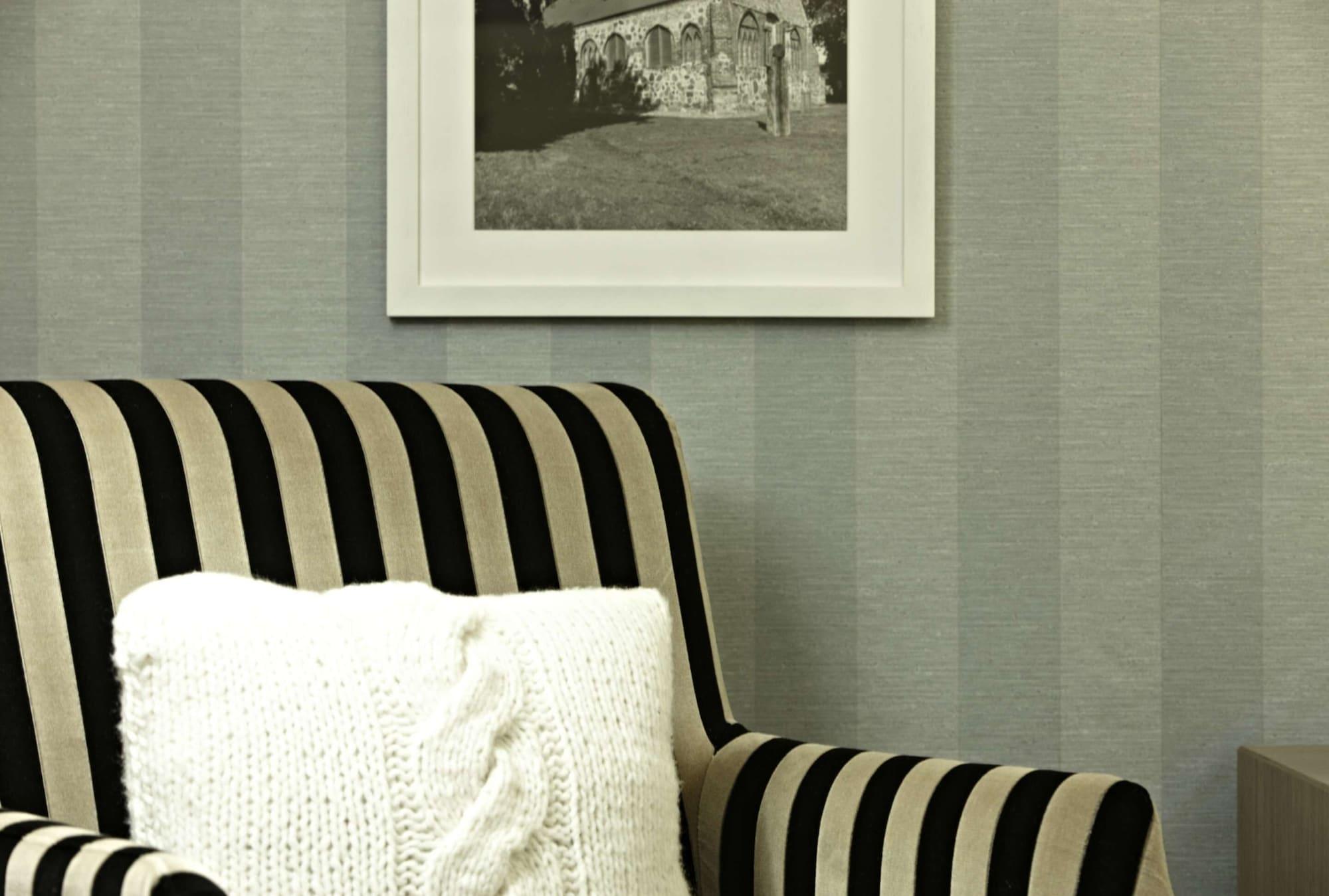 Steigenberger Grandhotel & Spa Heringsdorf Luaran gambar A chair with striped upholstery