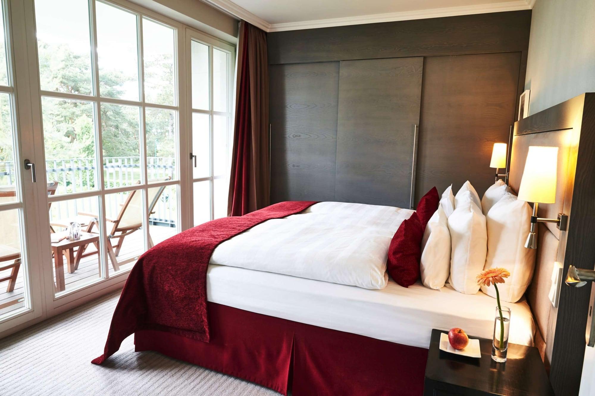 Steigenberger Grandhotel & Spa Heringsdorf Luaran gambar A bed with a bed skirt