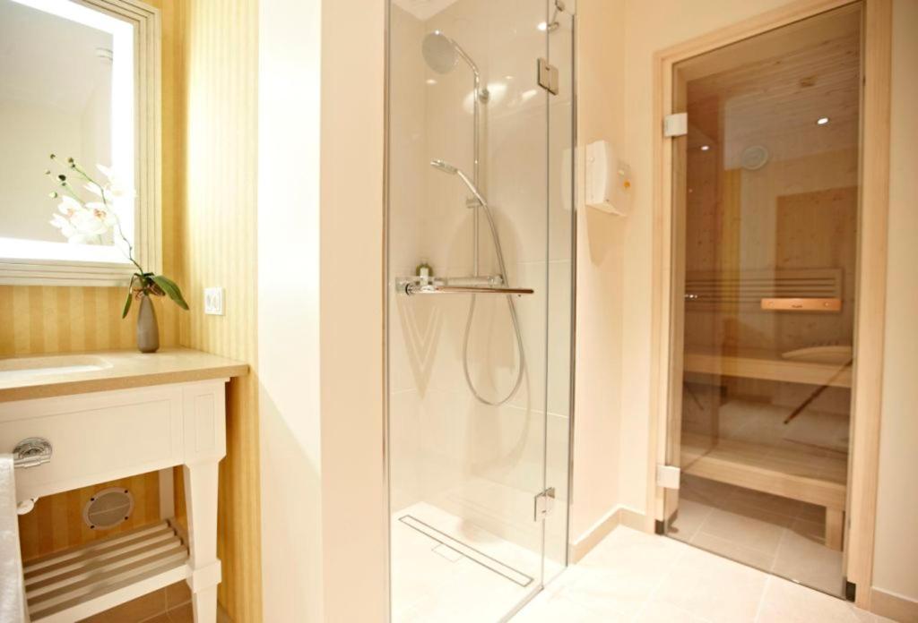 Steigenberger Grandhotel & Spa Heringsdorf Luaran gambar A shower enclosure