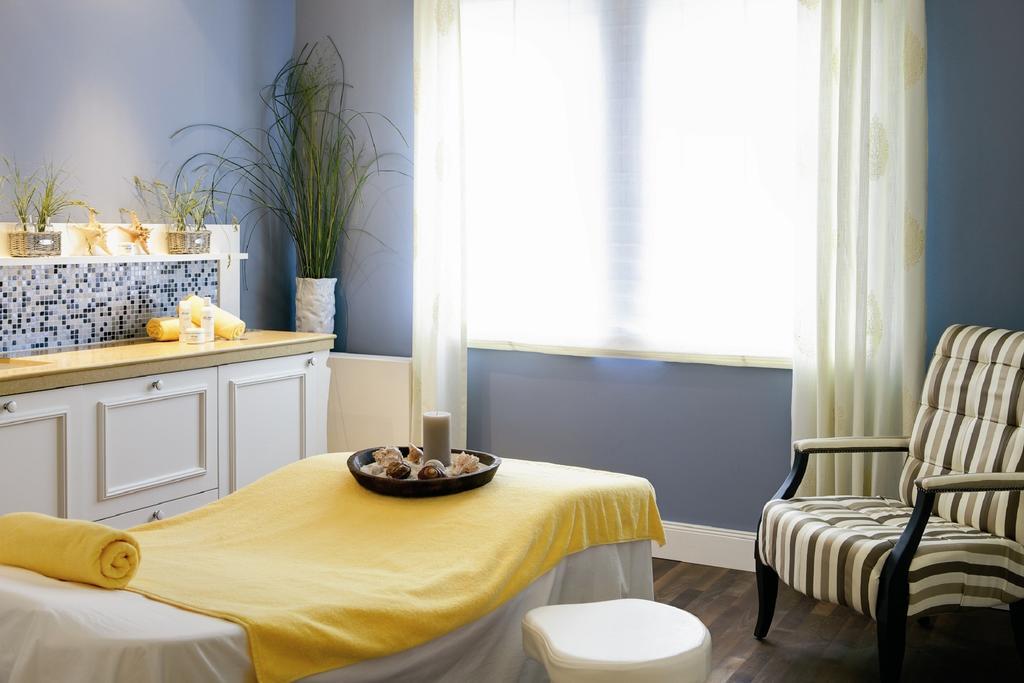 Steigenberger Grandhotel & Spa Heringsdorf Luaran gambar A room with a blue wall