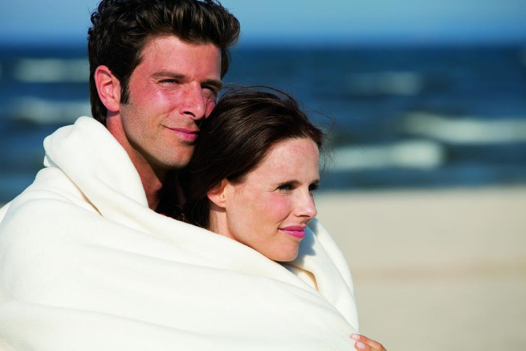 Steigenberger Grandhotel & Spa Heringsdorf Luaran gambar A couple wrapped in a blanket